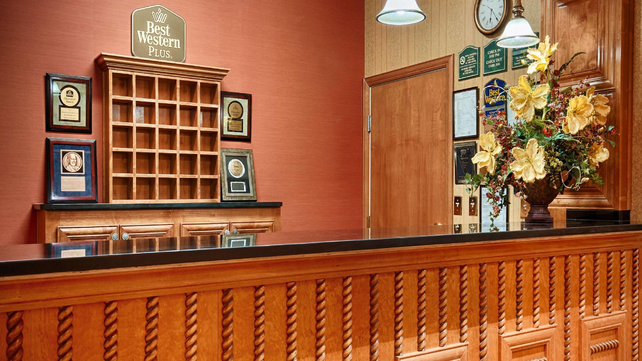 Best Western Plus Bradbury Inn And Suites Уэйкросс Экстерьер фото