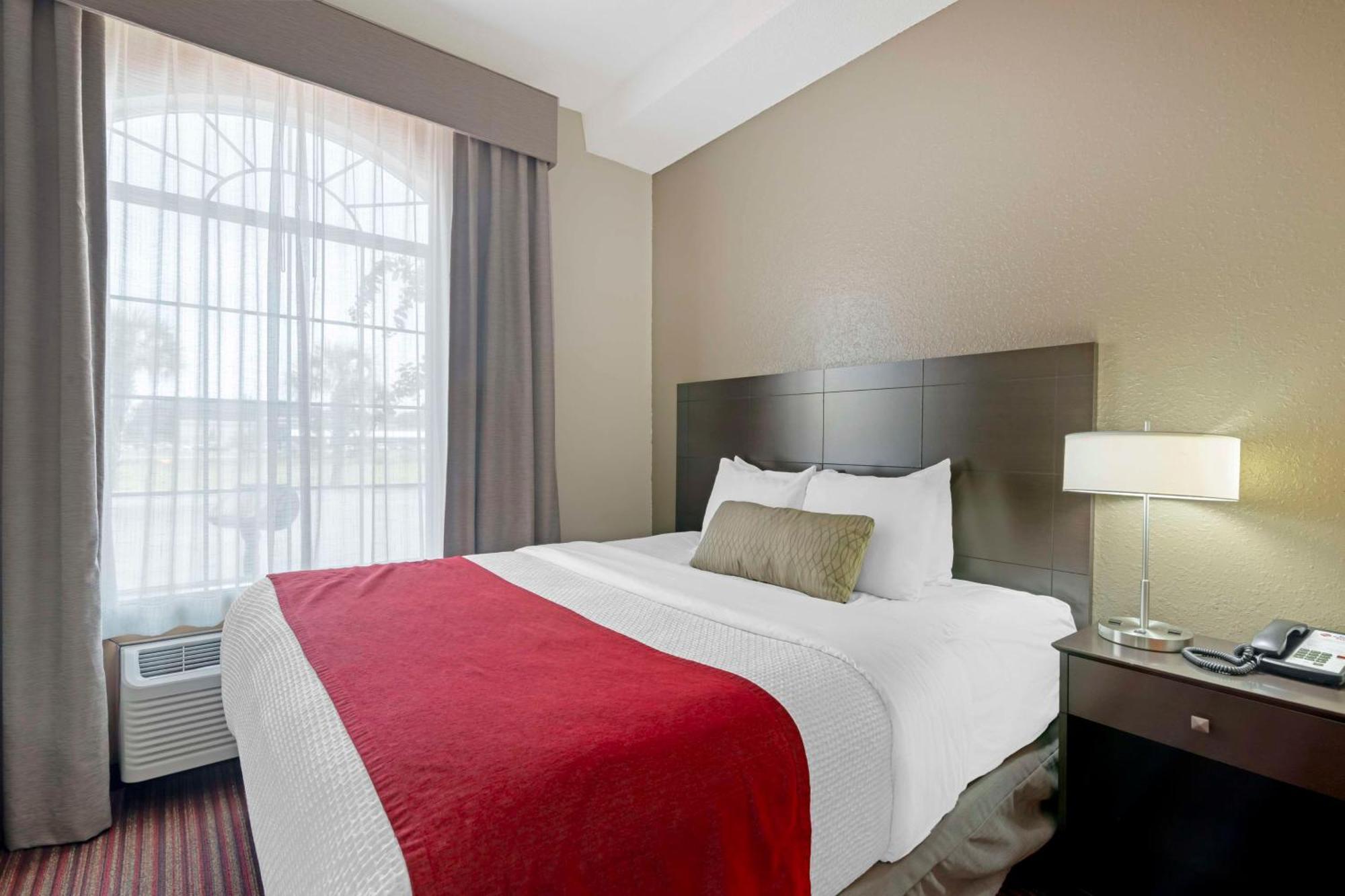 Best Western Plus Bradbury Inn And Suites Уэйкросс Экстерьер фото