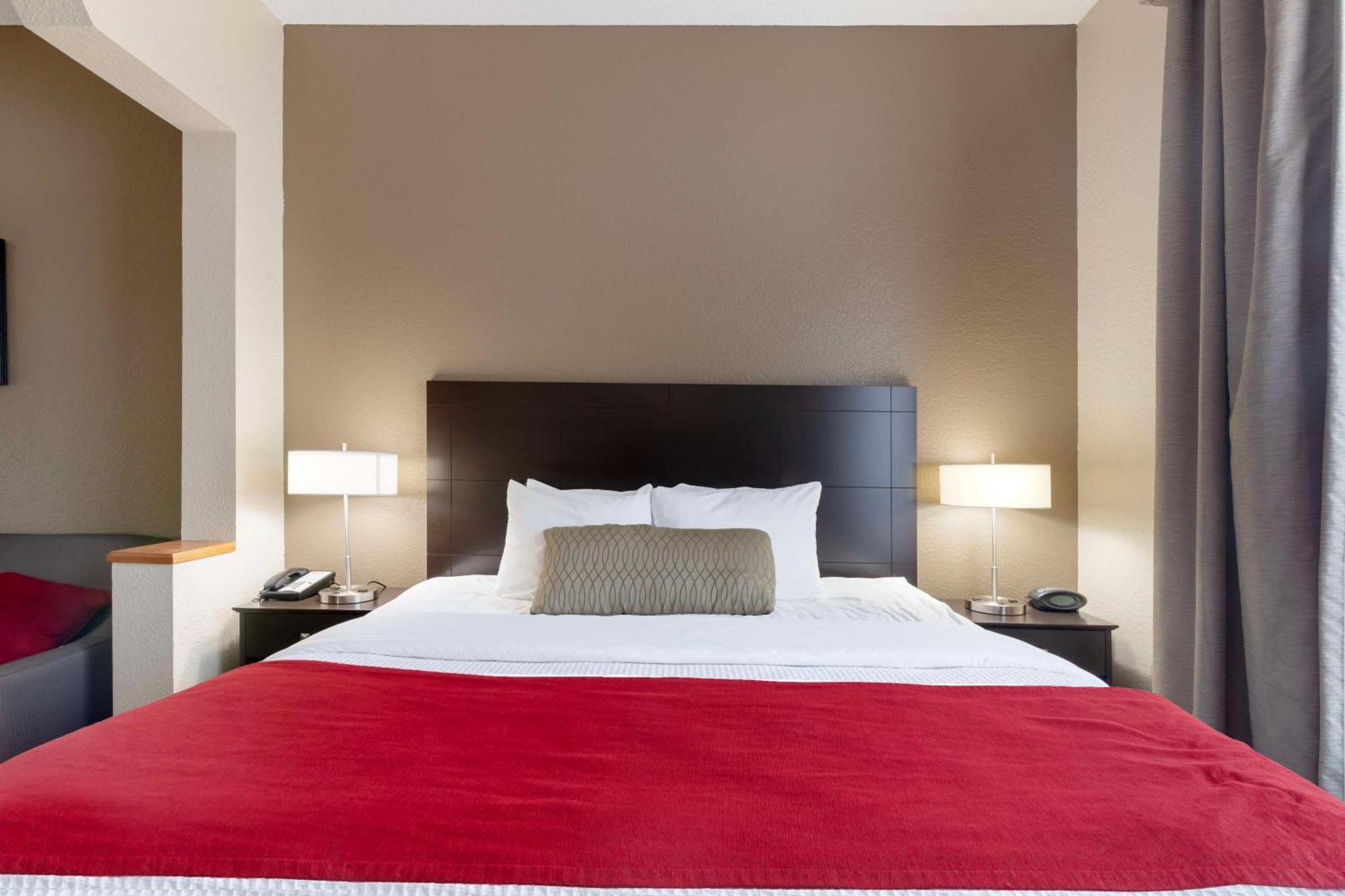 Best Western Plus Bradbury Inn And Suites Уэйкросс Экстерьер фото