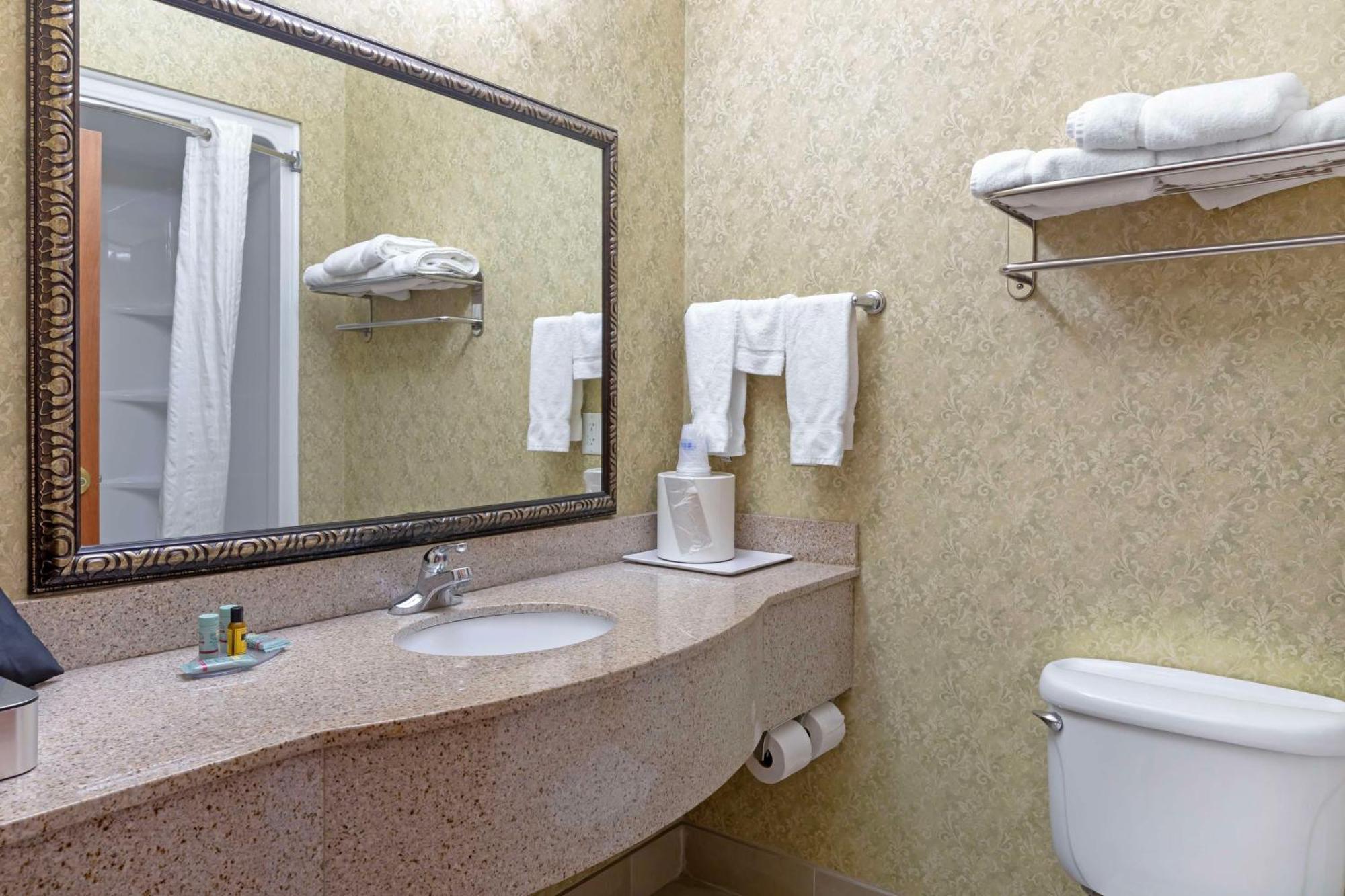 Best Western Plus Bradbury Inn And Suites Уэйкросс Экстерьер фото