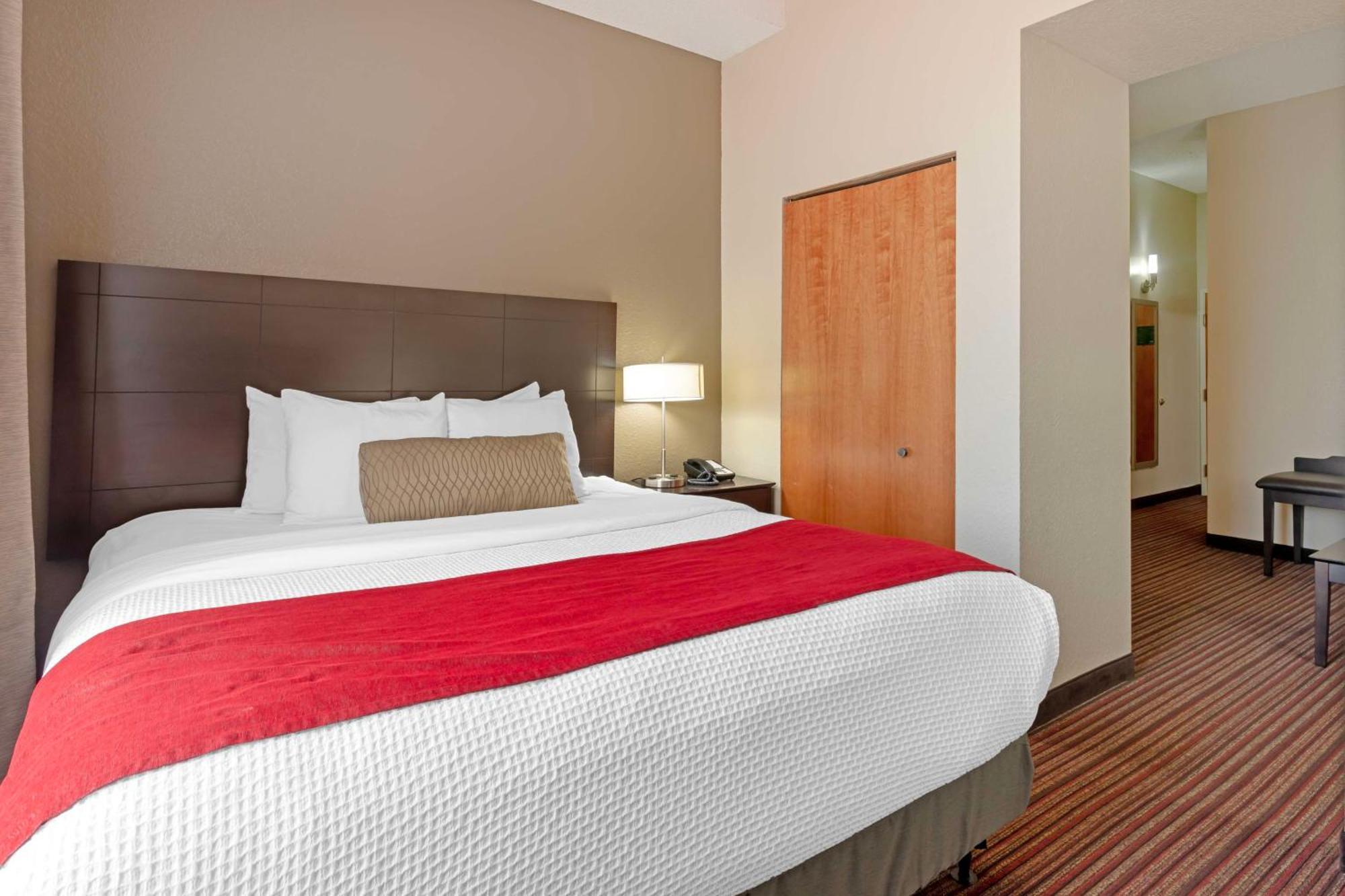 Best Western Plus Bradbury Inn And Suites Уэйкросс Экстерьер фото