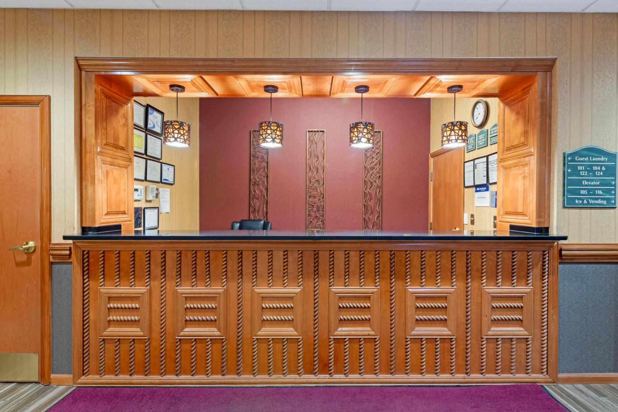 Best Western Plus Bradbury Inn And Suites Уэйкросс Экстерьер фото