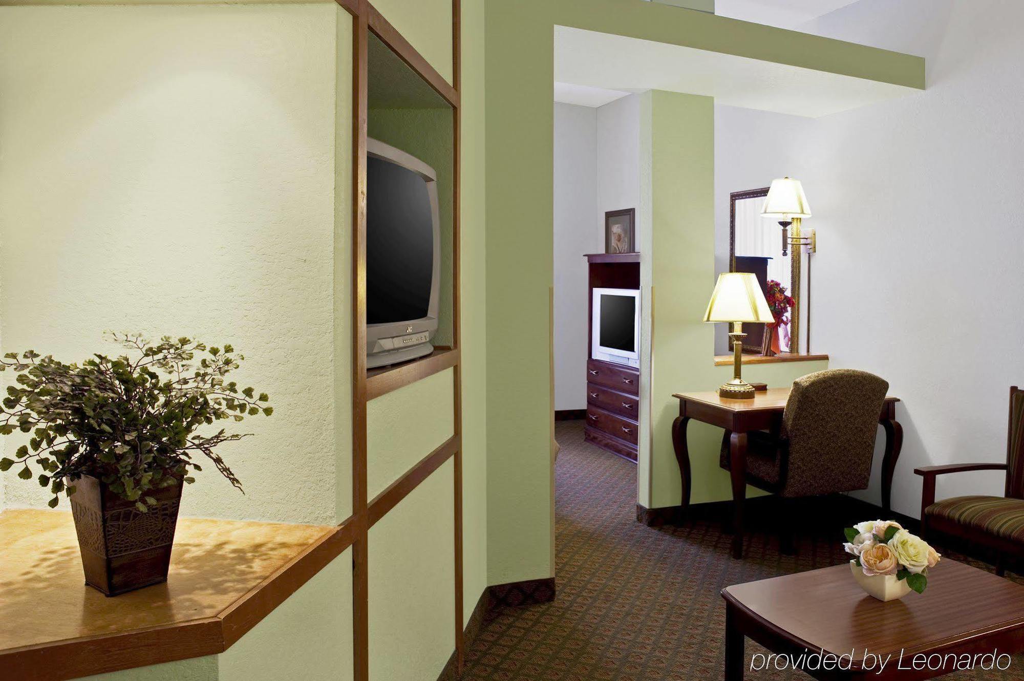 Best Western Plus Bradbury Inn And Suites Уэйкросс Номер фото